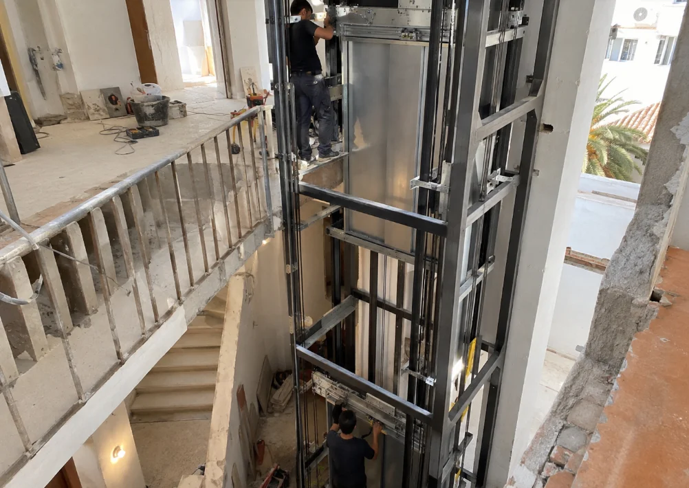 Estructura de un ascensor durante su instalación en obra