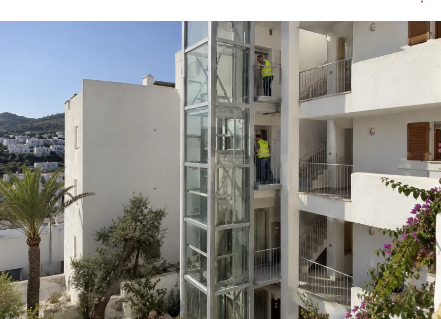 Ascensor exterior instalado en un edificio de vecinos